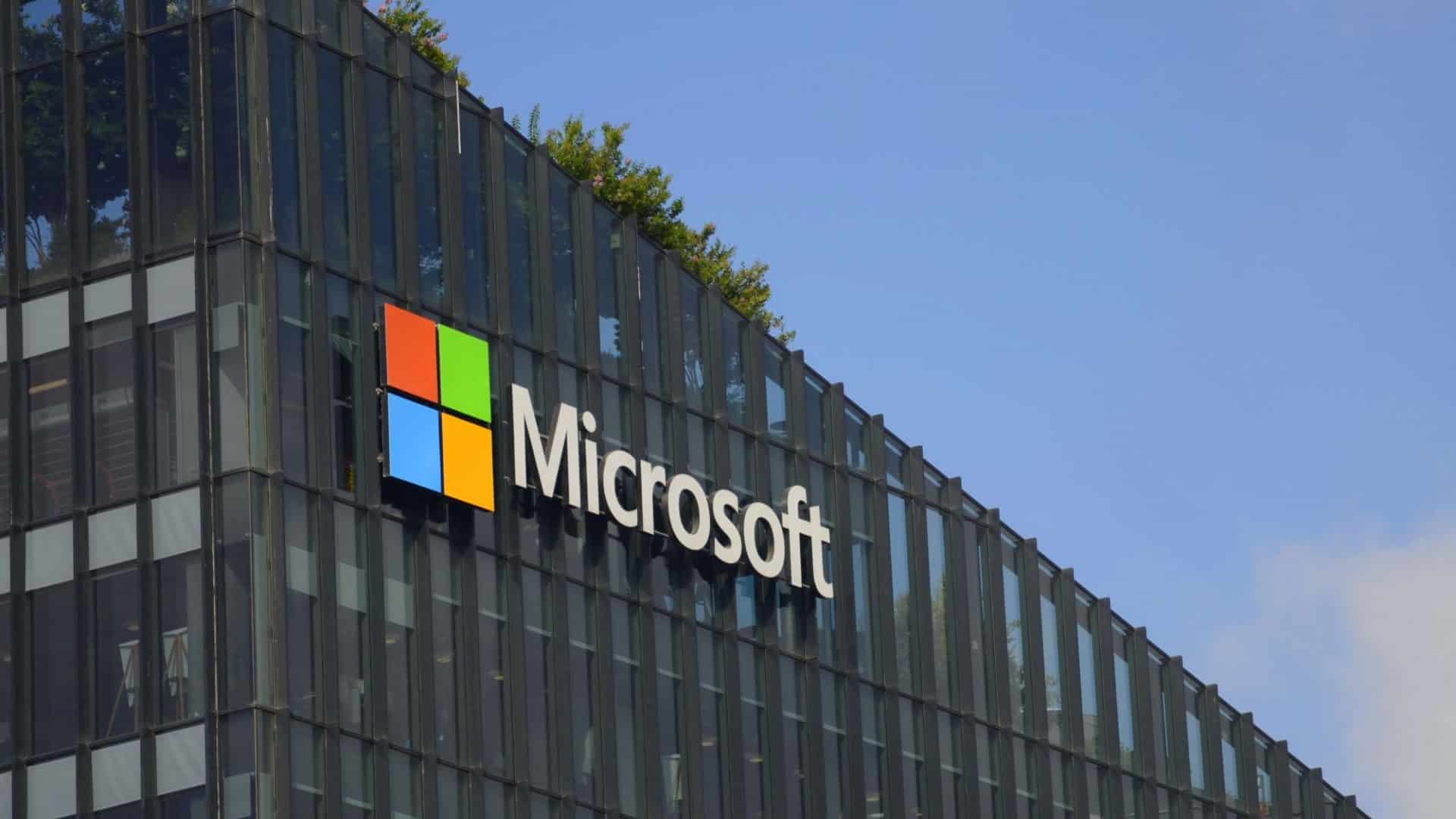 Logo da Microsoft na fachada do prédio da empresa