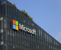 Logo da Microsoft na fachada do prédio da empresa