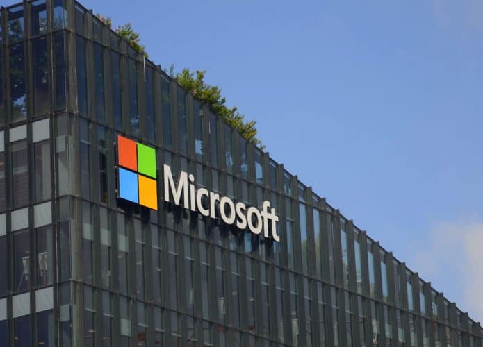 Logo da Microsoft na fachada do prédio da empresa