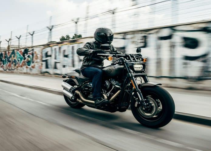 Imagem mostra motociclista pilotando uma Harley Davidson, um dos tipos de motos mais apreciados