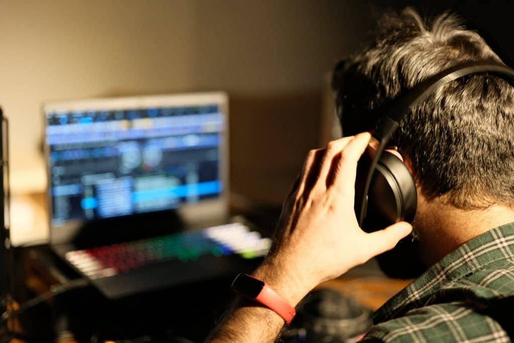 DJ fazendo música em estúdio na frente do computador