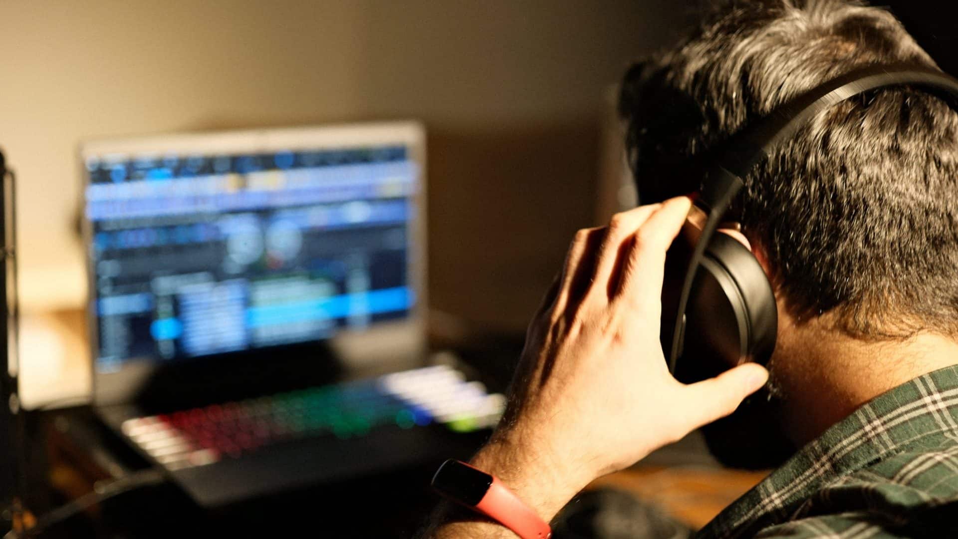 DJ fazendo música em estúdio na frente do computador