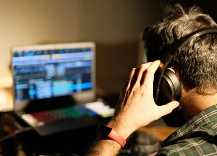 DJ fazendo música em estúdio na frente do computador