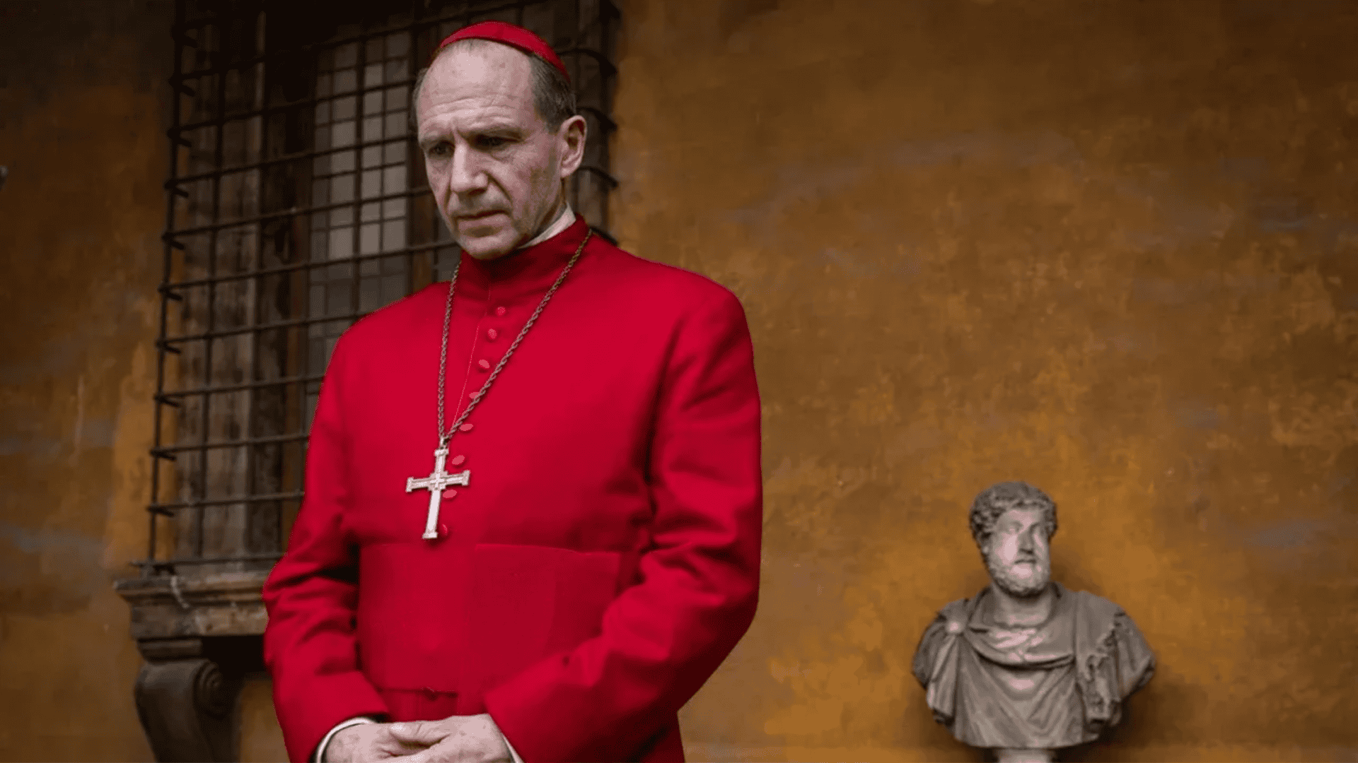 personagem principal do filme CONCLAVE