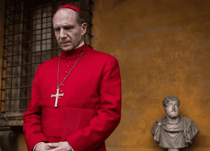 personagem principal do filme CONCLAVE