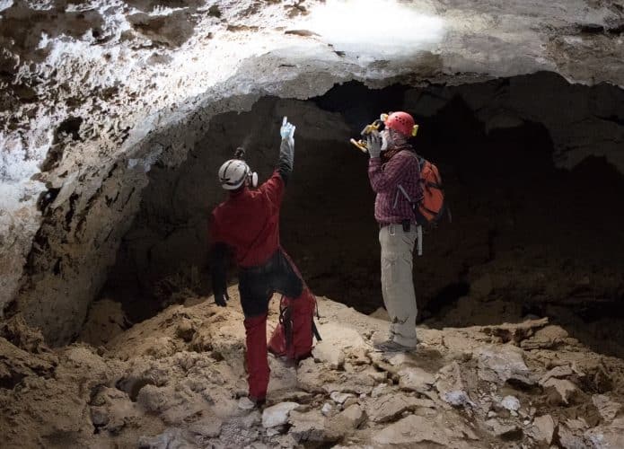 Pesquisadores em caverna na Arábia Saudita