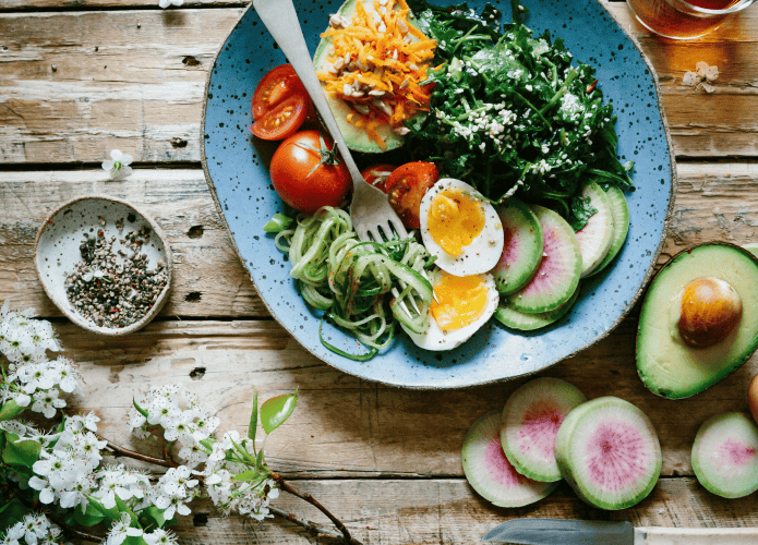Prato com alimentos saudáveis