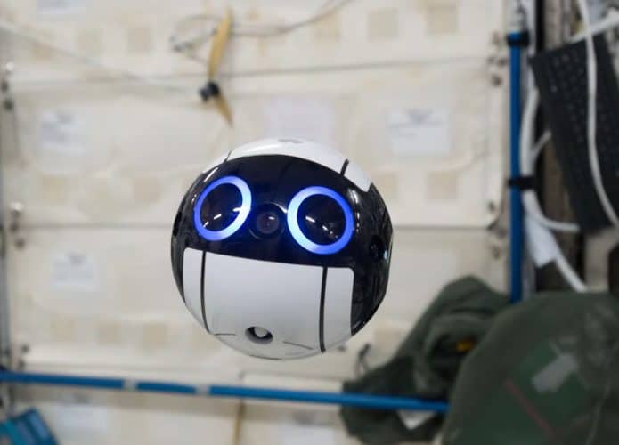 Robô flutuante da JAXA na estação espacial