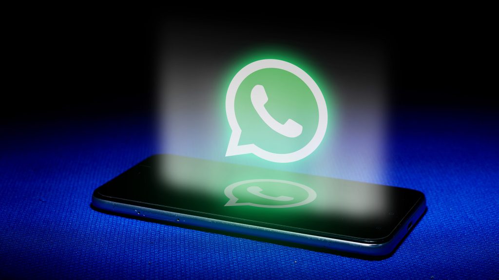 Imagem ilustrativa do logo do WhasApp flutuando sobre smartphone