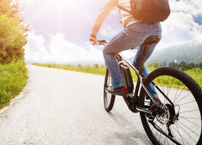 Homem andando de bicicleta elétrica