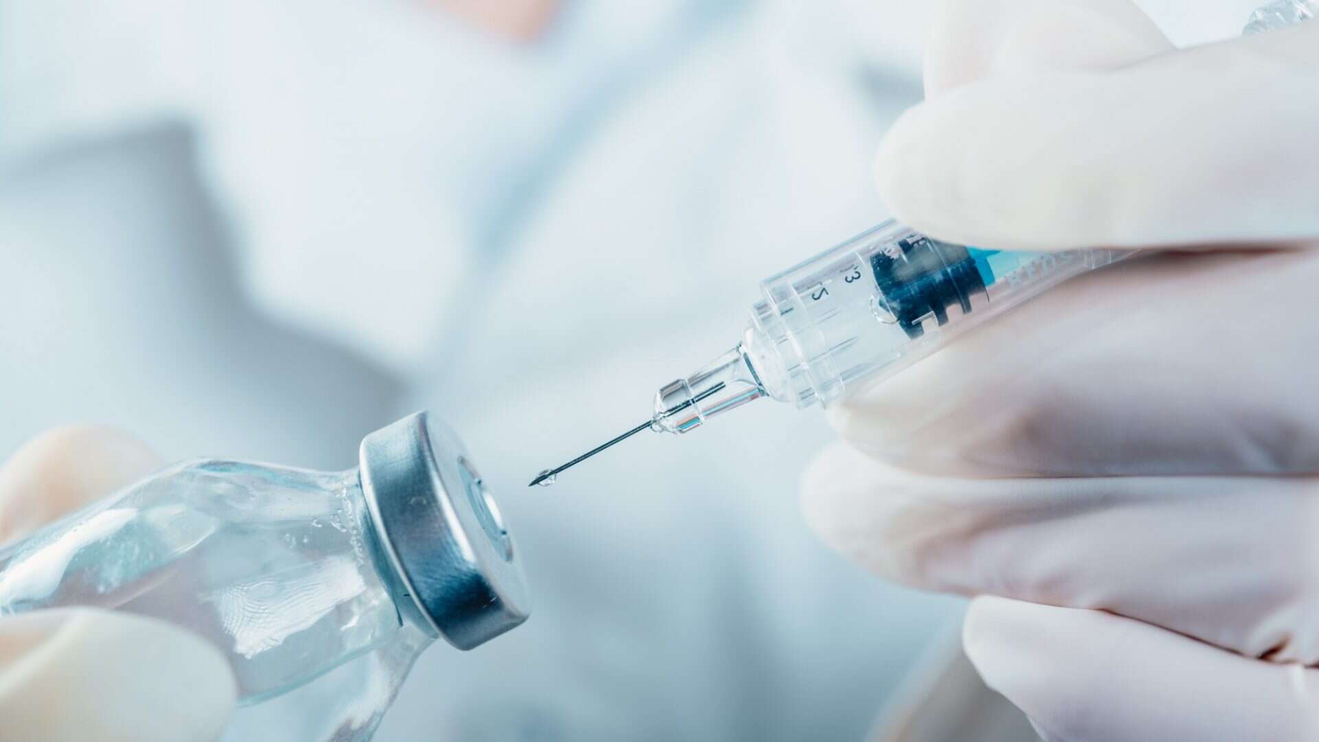 Médico segurando uma seringa com um frasco de vacina