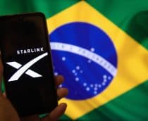 logo da starlink em celular sobre a bandeira do brasil