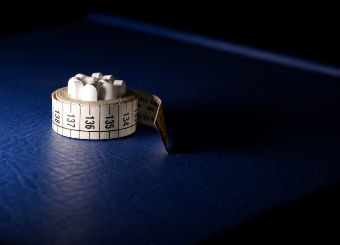 fita métrica em torno de comprimidos