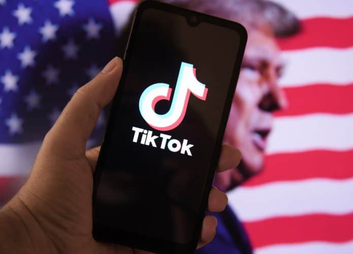 tiktok e trump sobre a bandeira dos eua