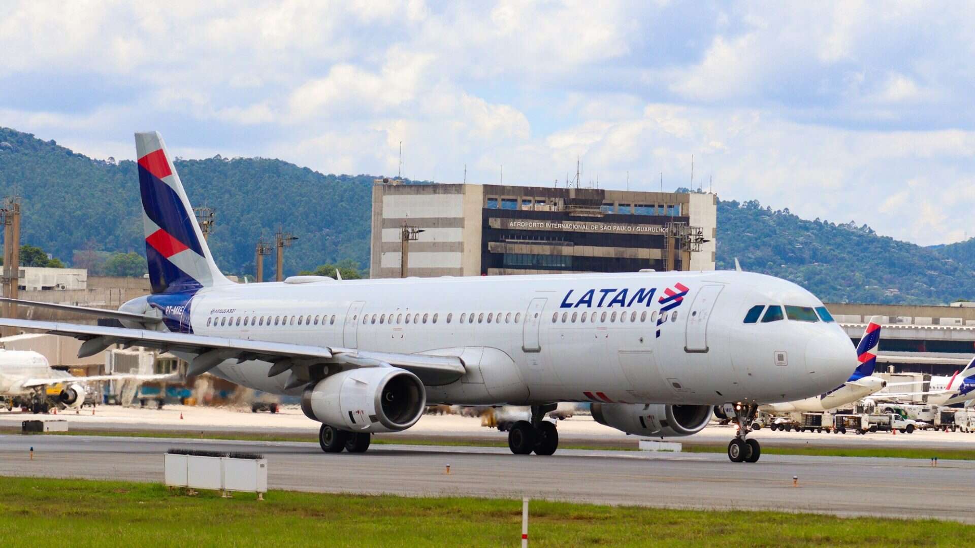 avião da latam em guarulhos