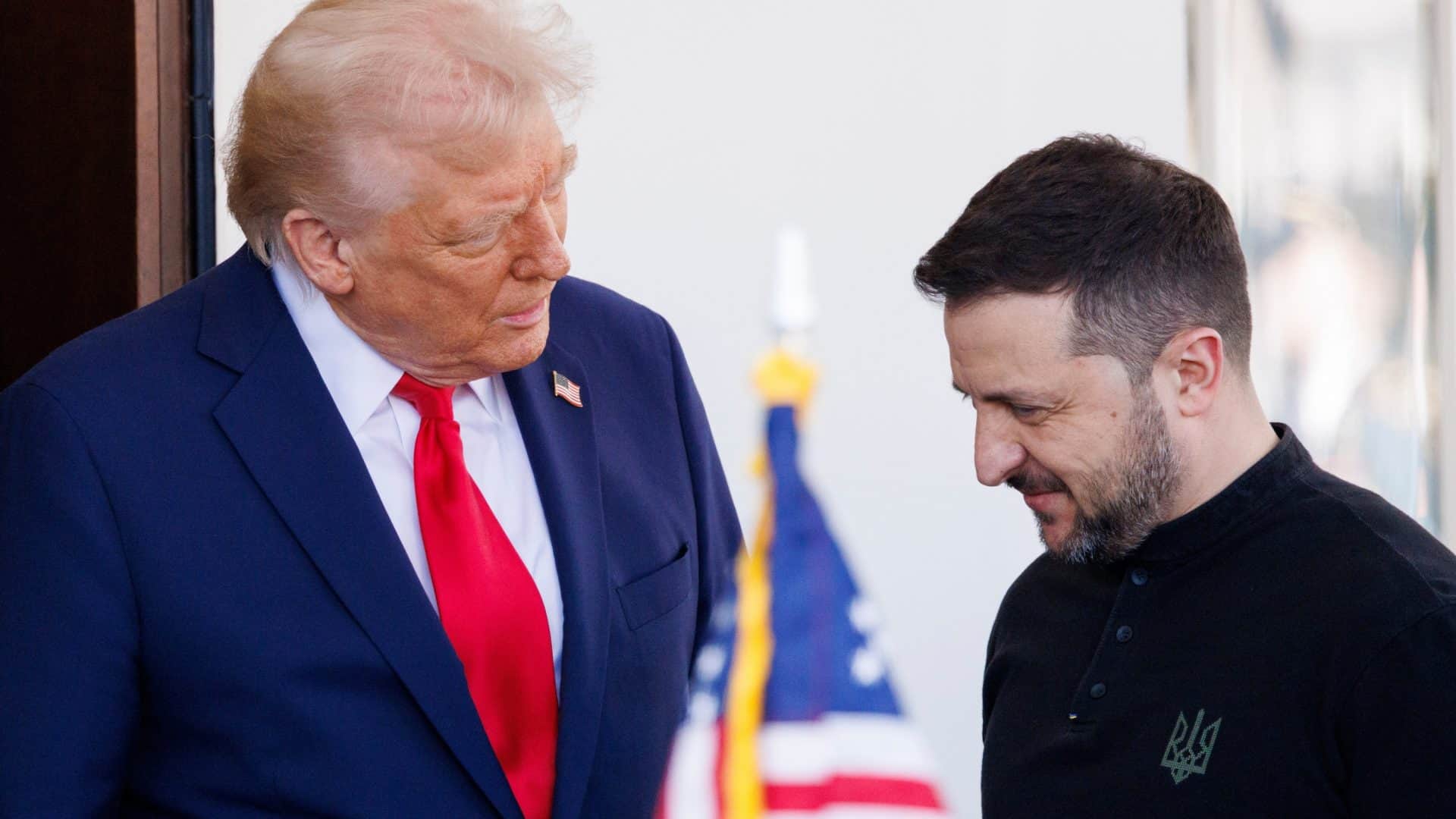 Donald Trump ao lado de Volodymyr Zelensky