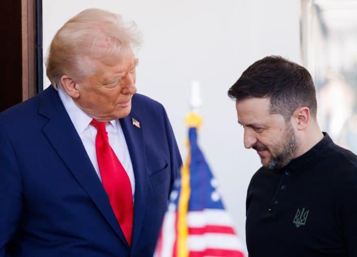 Donald Trump ao lado de Volodymyr Zelensky