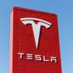 Logo da Tesla em um painel