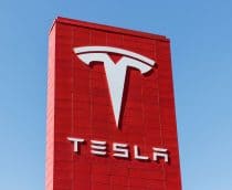 Logo da Tesla em um painel