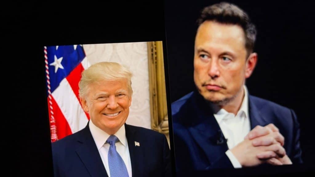 À esquerda, foto de Donald Trump sorrindo; à direita, Elon Musk olhando para o lado esquerdo da foto