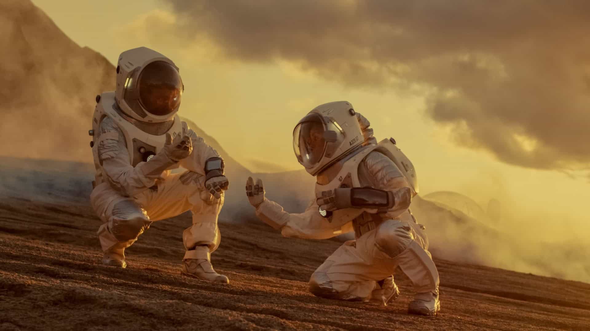 Astronautas em Marte coletando amostras do solo