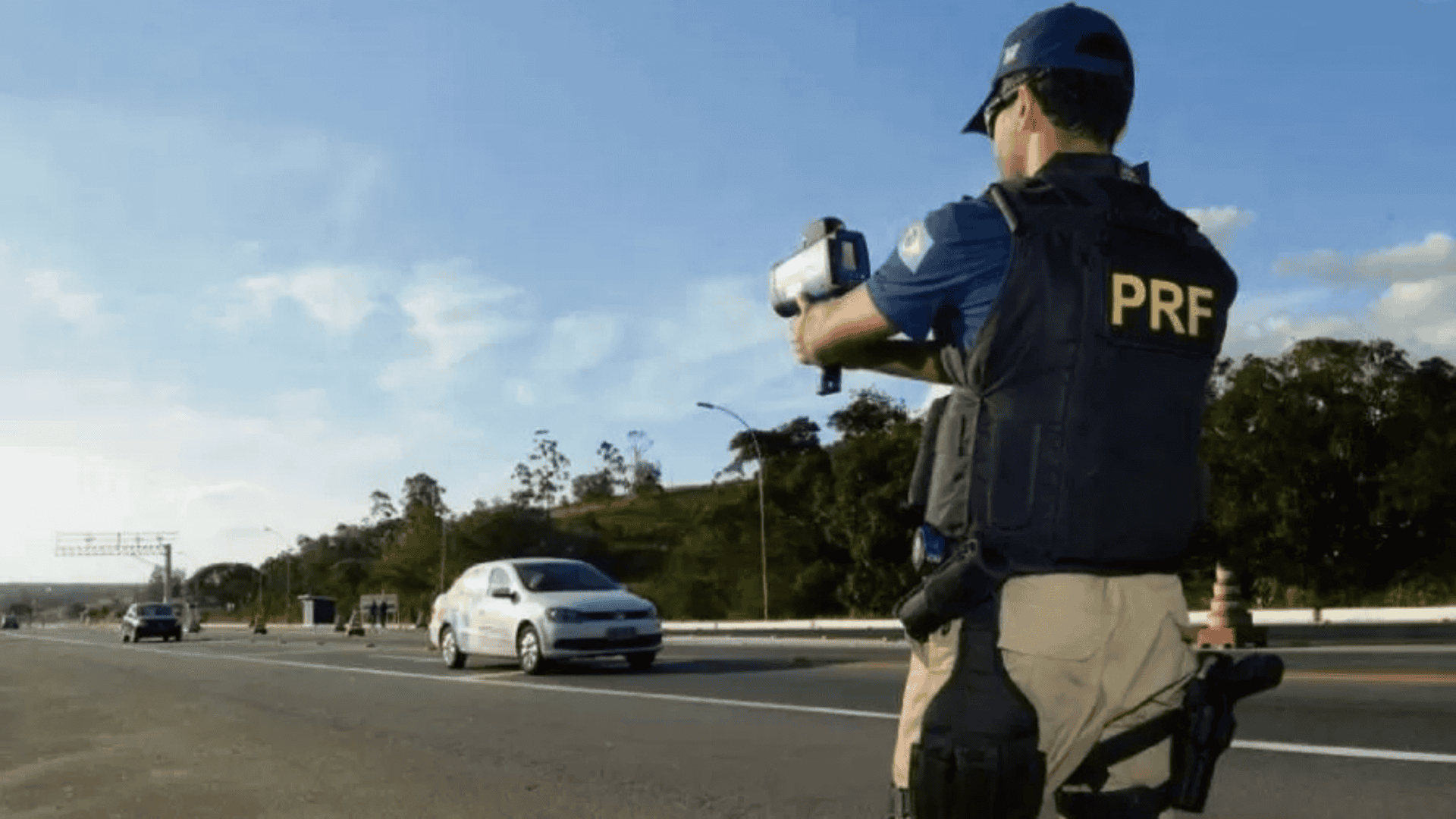 Radar do tipo pistola sendo utilizado por um agente da polícia rodoviária federal