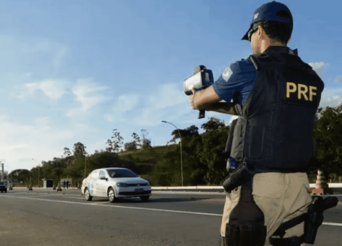Radar do tipo pistola sendo utilizado por um agente da polícia rodoviária federal