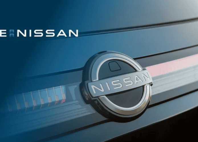 Logo da Nissan em um carro