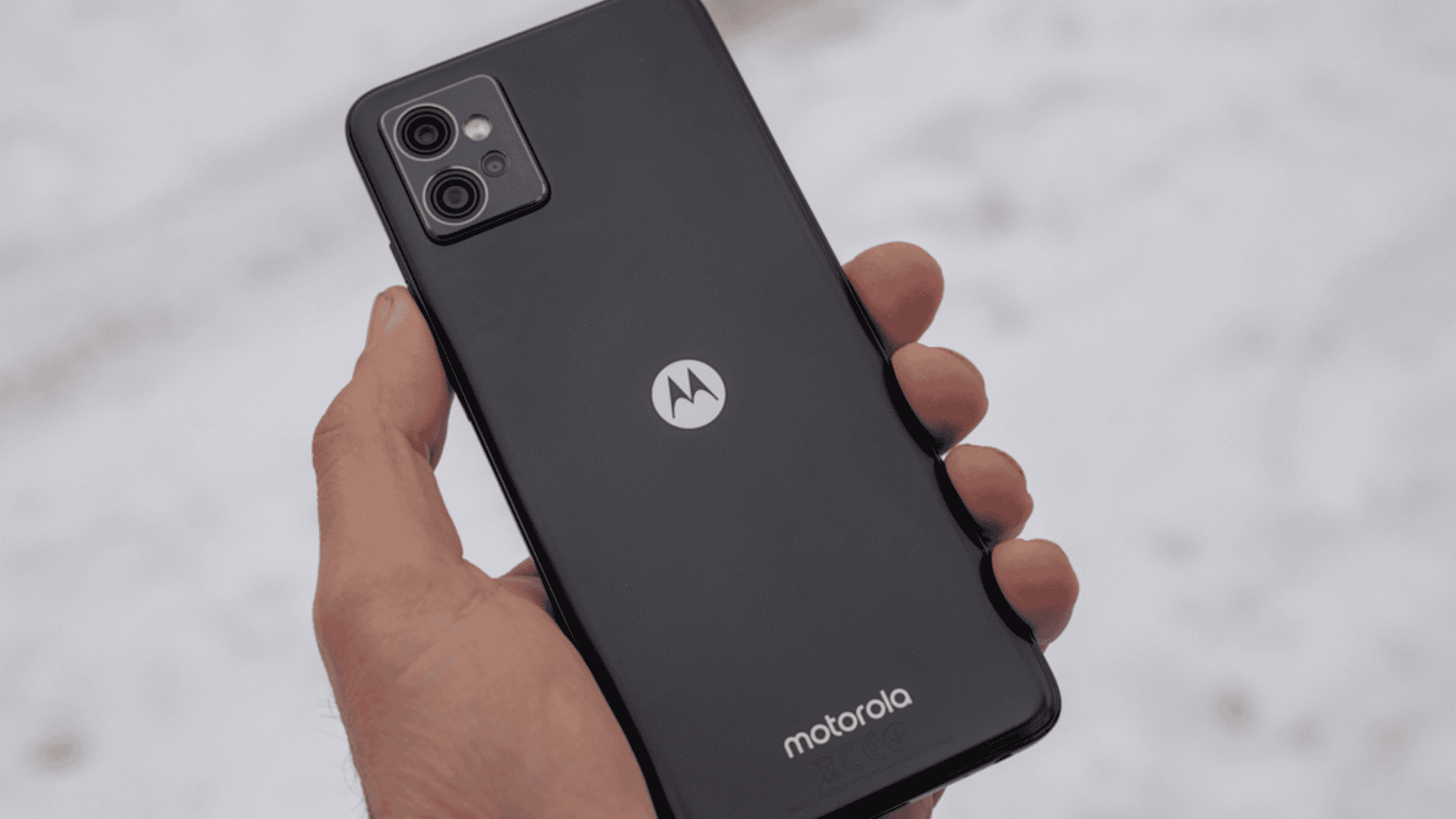 Pessoa segurando um celular da Motorola