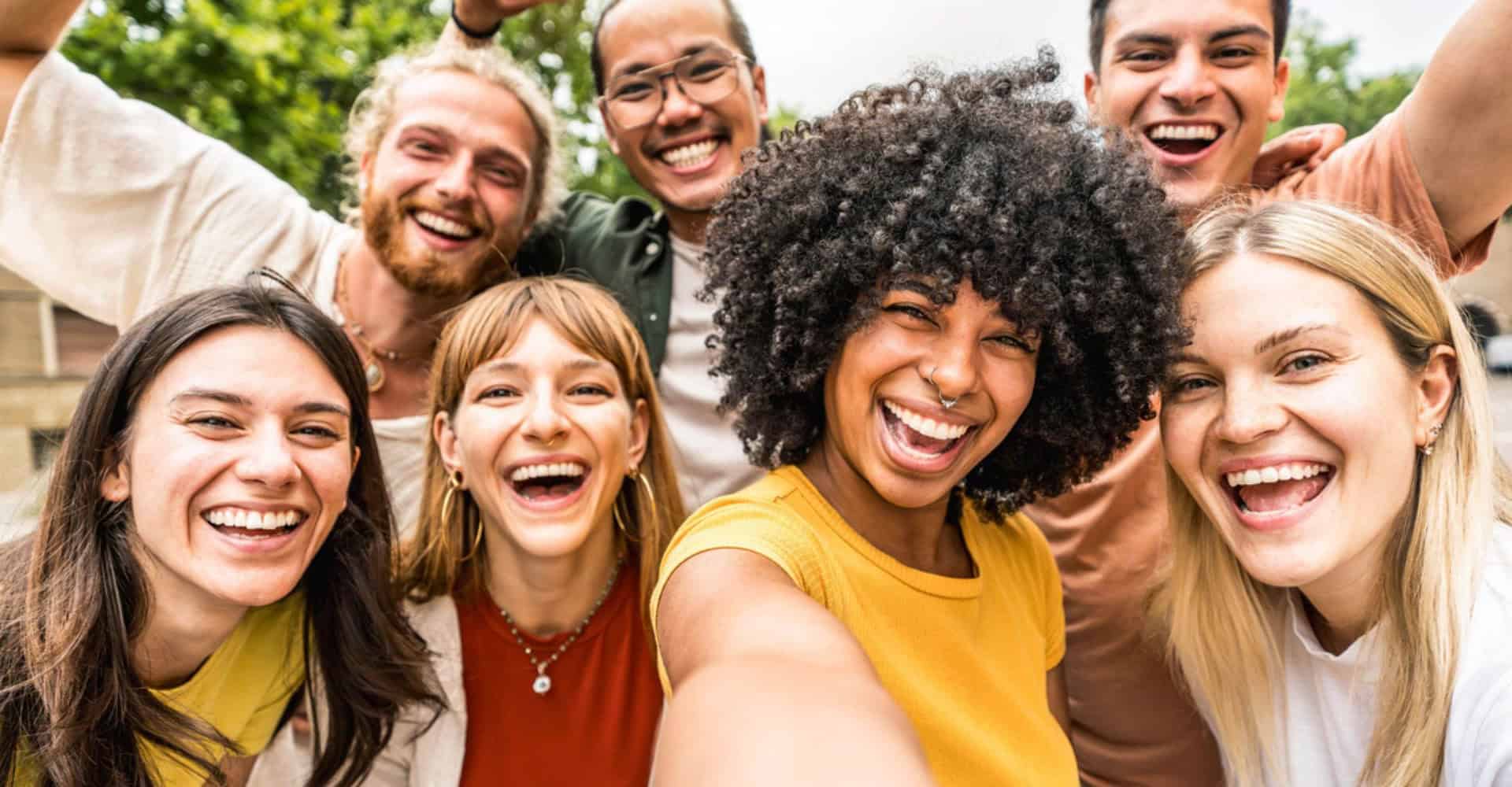 Várias pessoas sorrindo para uma selfie