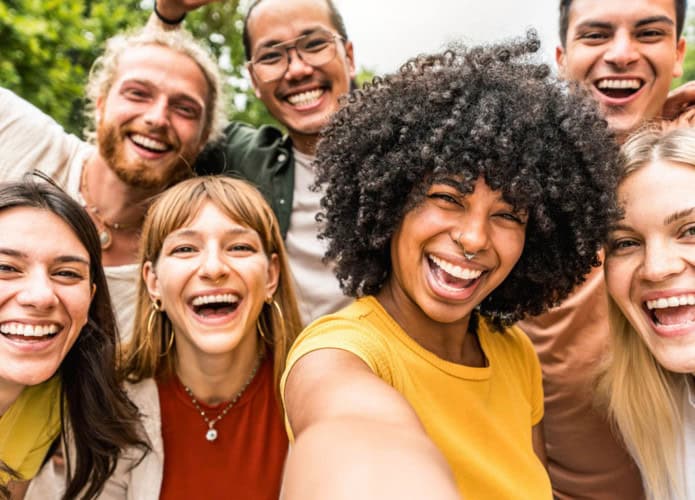 Várias pessoas sorrindo para uma selfie