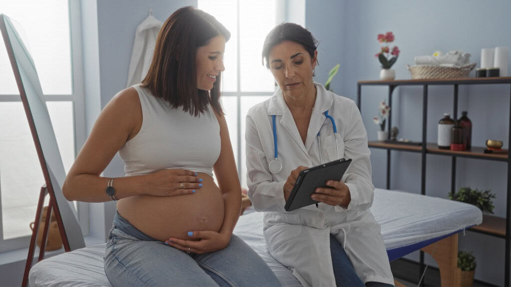 Dispositivos de monitoramento do ICE têm causado atrasos e medo entre gestantes em situação de emergência, segundo hospitais