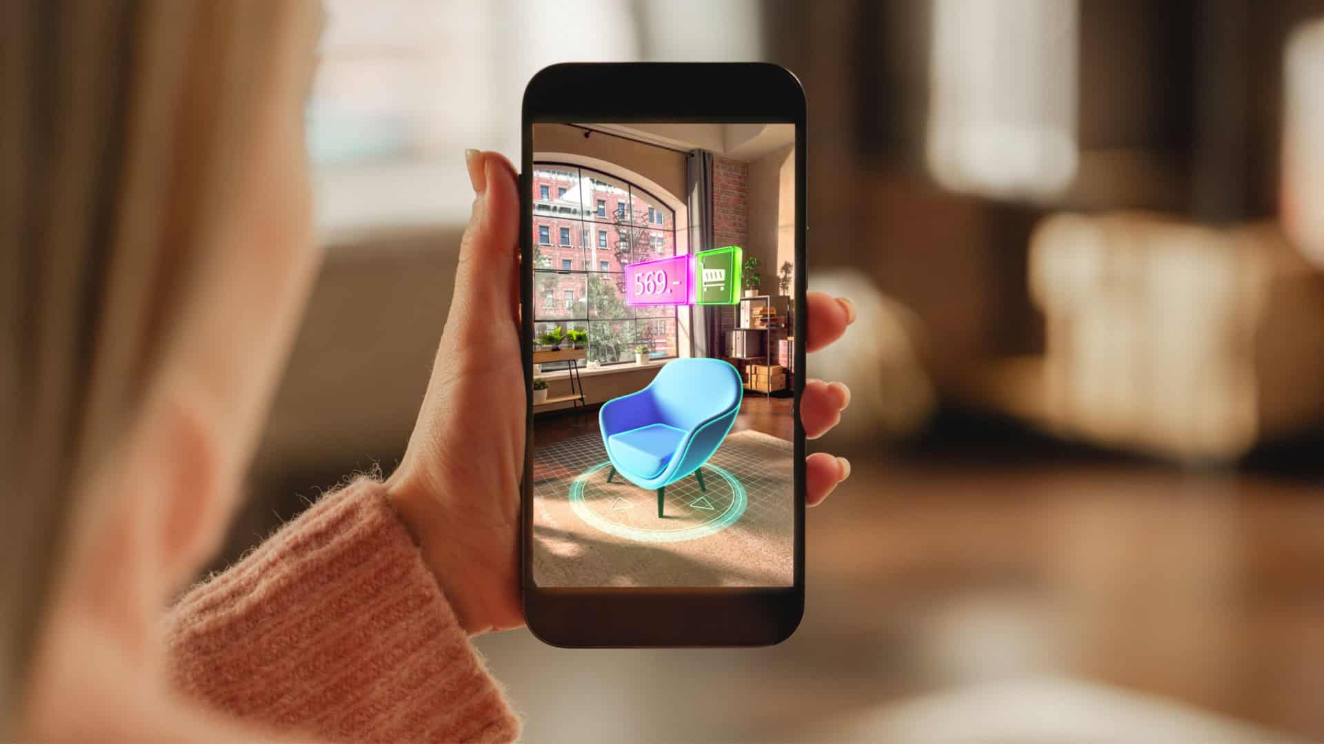 Filmagens sobre o ombro de uma mão feminina segurando um smartphone com um display de realidade aumentada mostrando uma cadeira. Mulher fazendo compras online e verificando suas opções em situação real à distância.