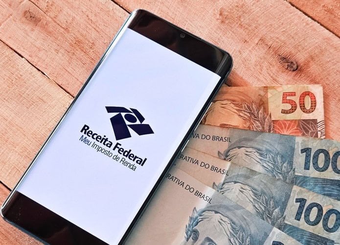 Brasília, Brasil - 22 de fevereiro de 2025: smartphone com o logotipo da Receita Federal - Meu imposto de Renda na tela. Declaração de imposto de renda no Brasil.