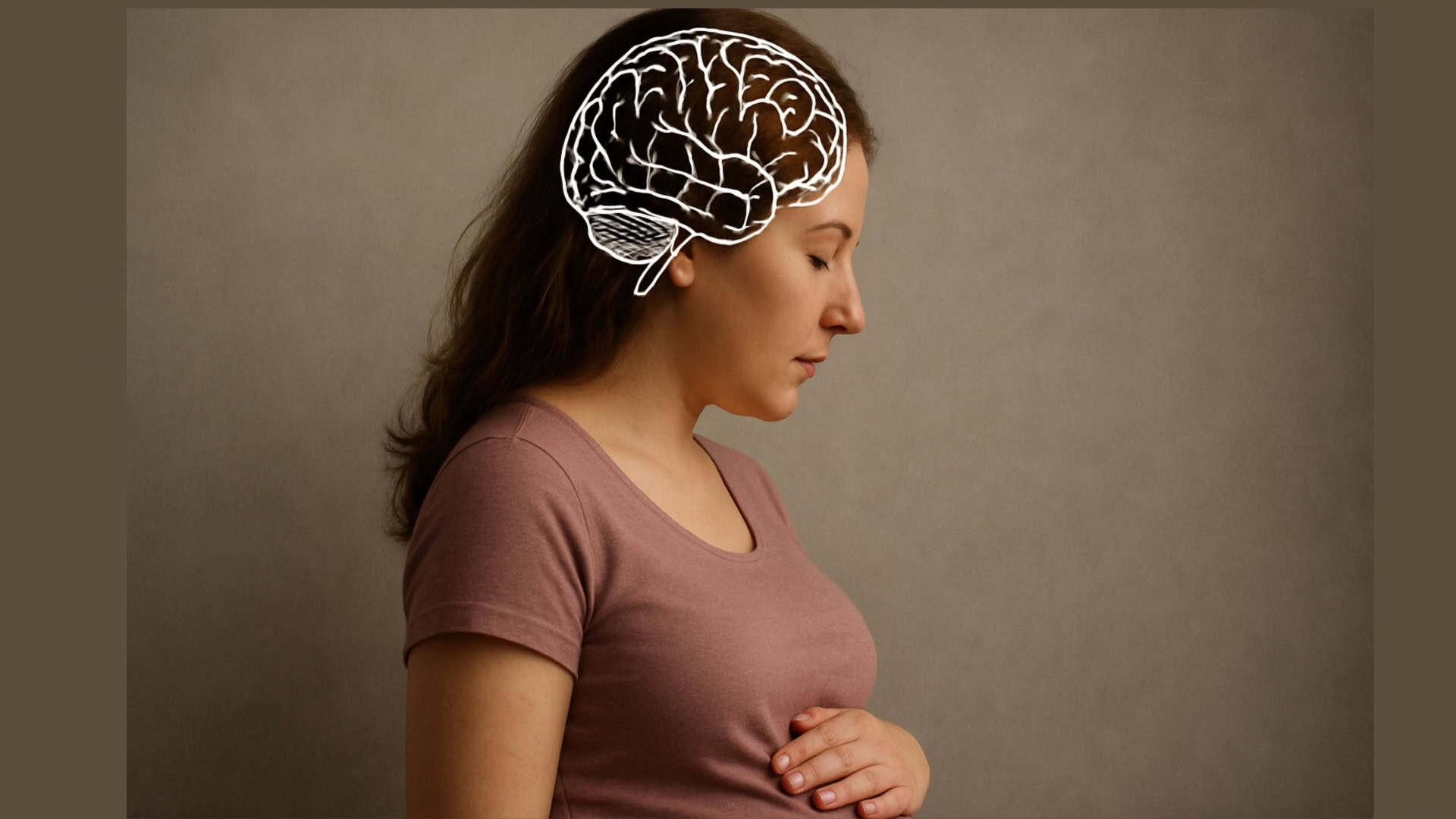 Mulher grávida em perfil, com expressão serena e mão sobre a barriga. Um desenho do cérebro destacado em branco aparece sobre sua cabeça, simbolizando mudanças neurológicas.
