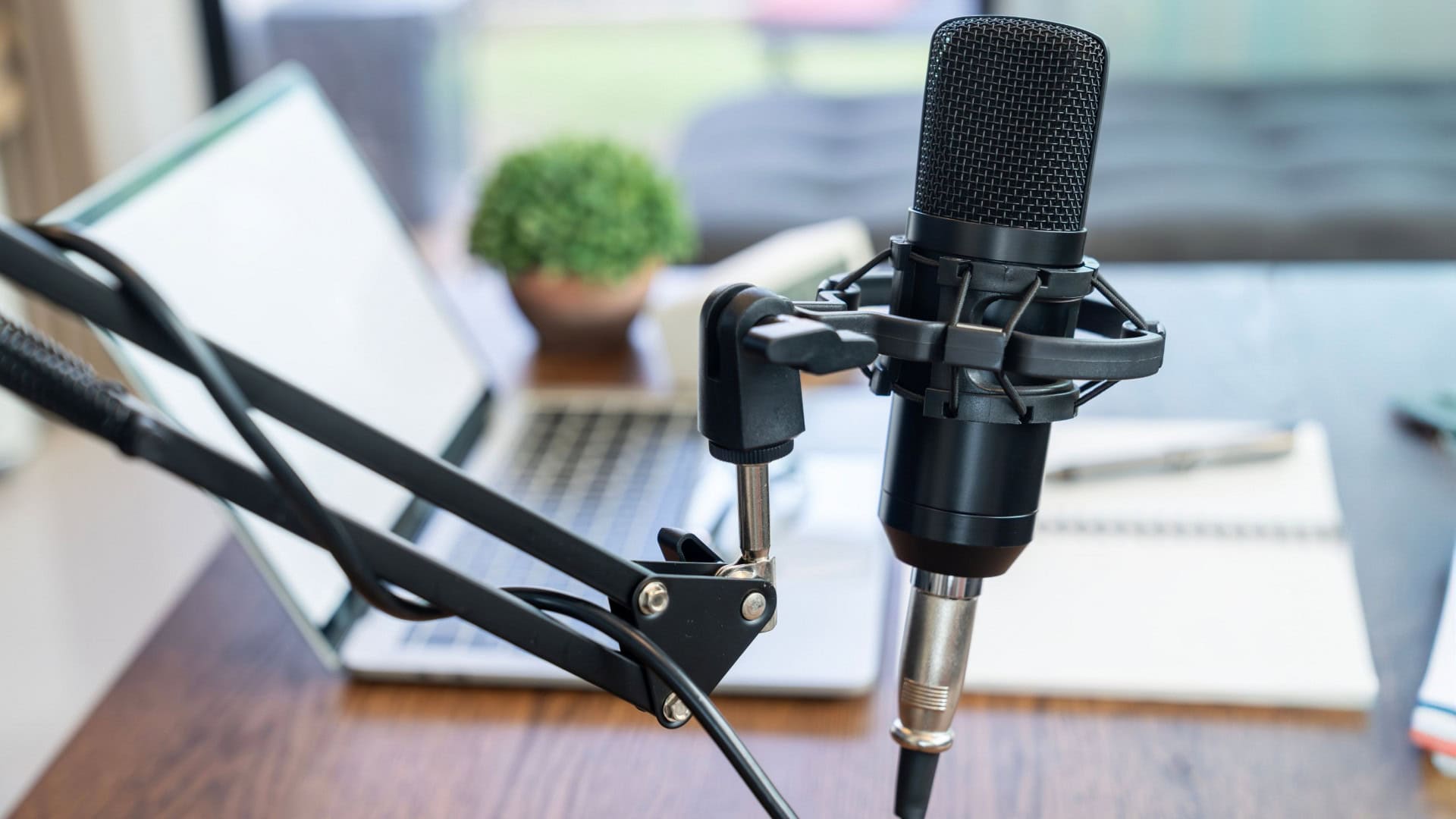 Um microfone e equipamento para gravar um podcast