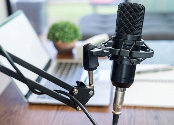 Um microfone e equipamento para gravar um podcast