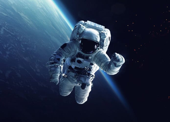 Ilustração de astronauta flutuando sobre a Terra, no espaço