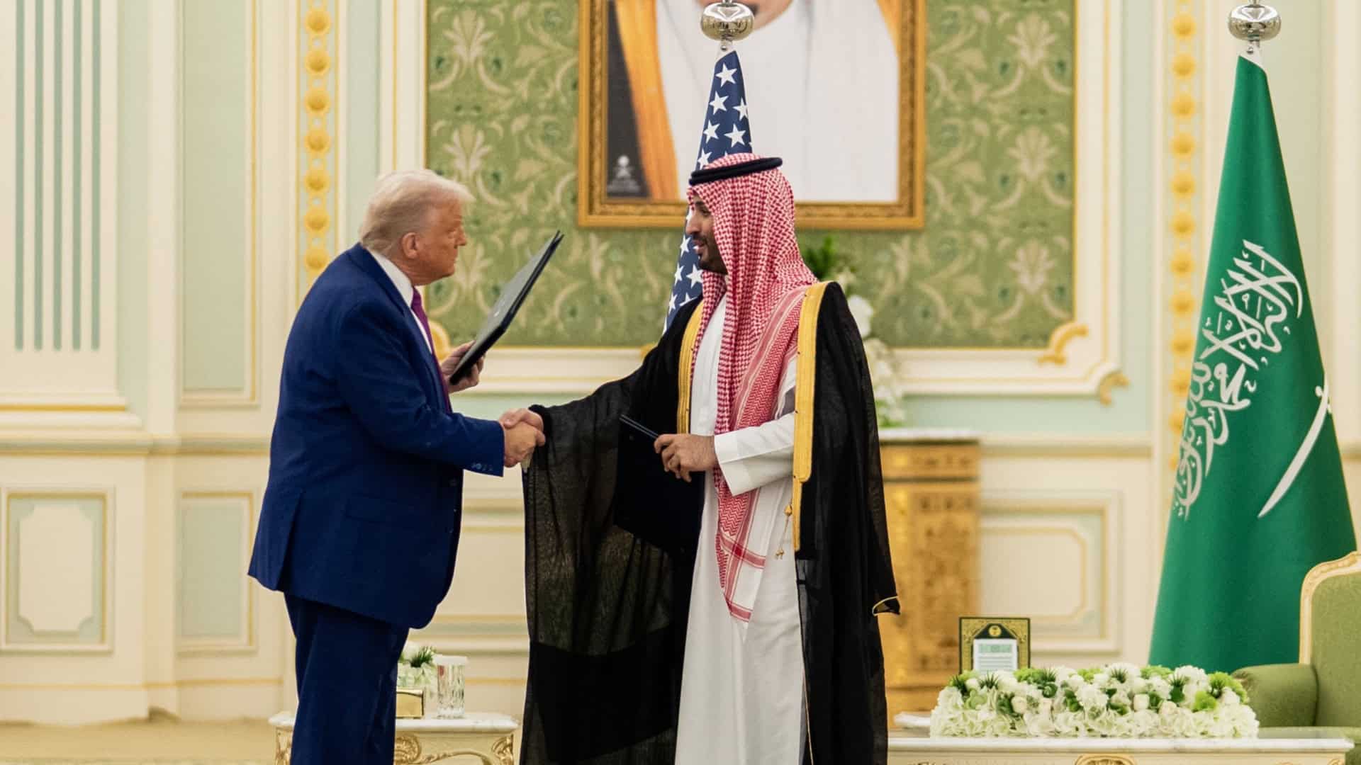 Donald Trump apertando mão de Mohammed bin Salman em visita à Arábia Saudita
