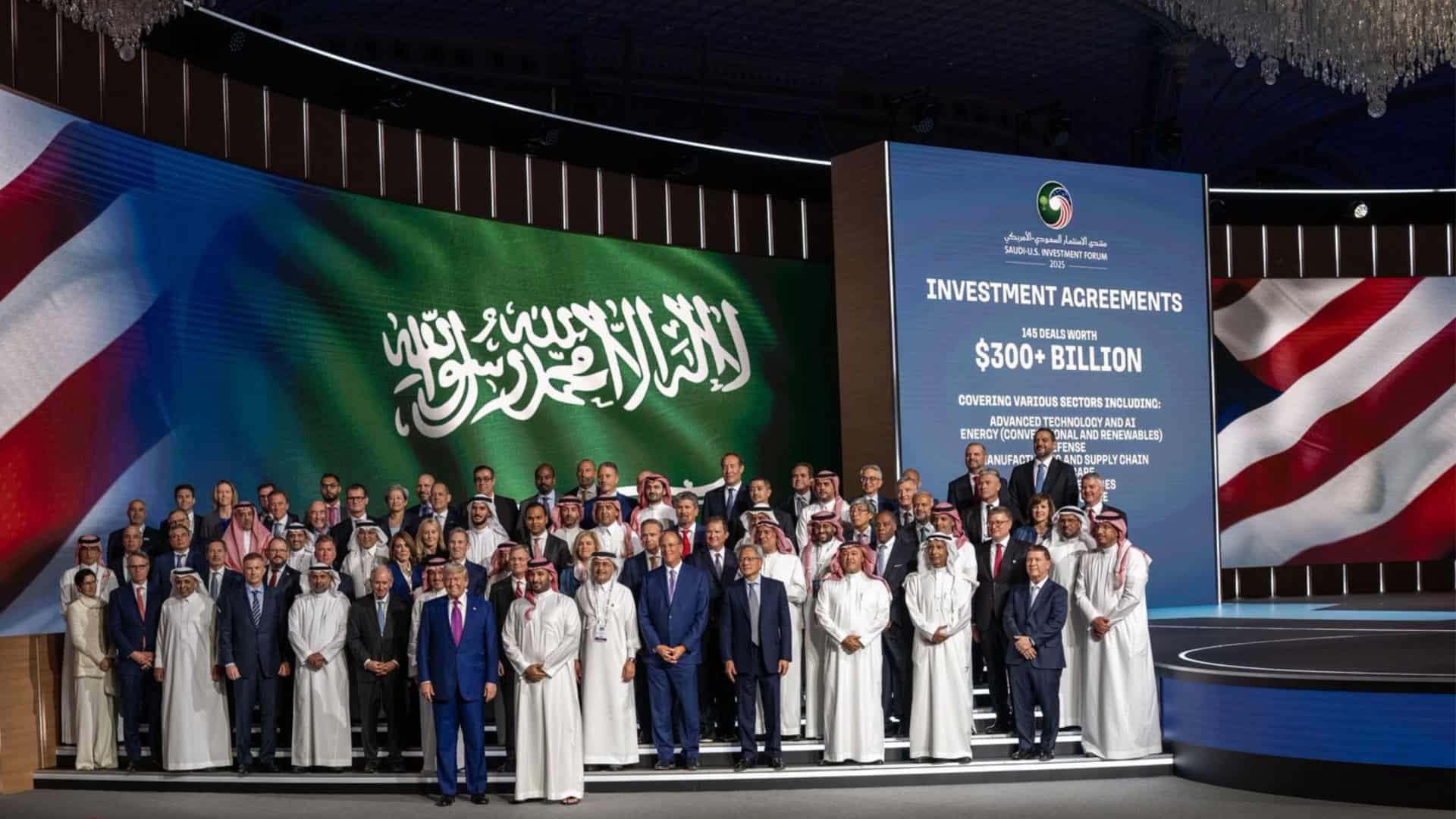 Foto de grupo com Donald Trump e líderes de big techs junto com autoridades da Arábia Saudita durante visita