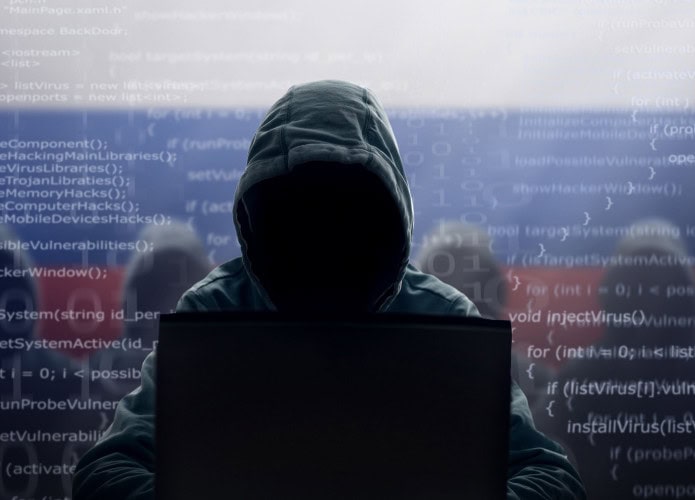 Ilustrações com hackers espiões encapuzados na frente de bandeira gigante da Rússia