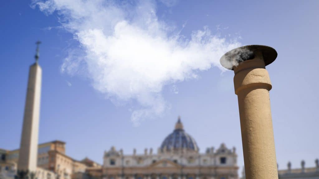 Fumaça branca saindo de chaminé para anunciar que cardeais elegeram novo papa