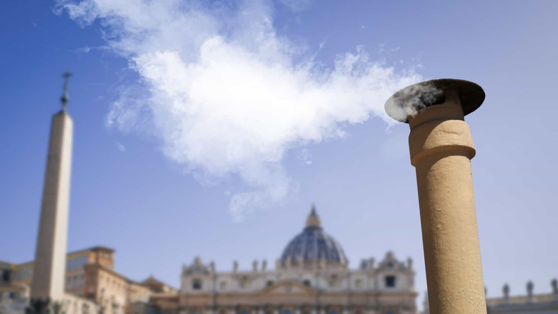 Fumaça branca saindo de chaminé para anunciar que cardeais elegeram novo papa