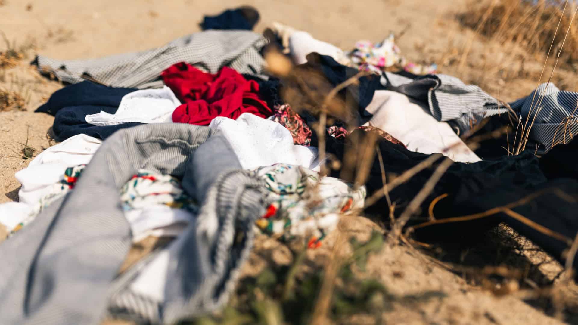 Montinho de roupas descartadas no deserto do Atacama, no Chile