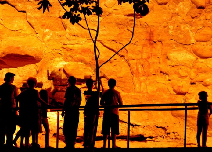 Silhuetas de turistas na Serra da Capivara, no Piauí
