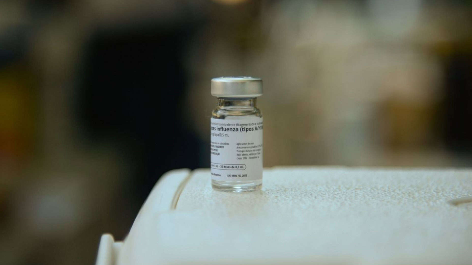Vidrinho com vacina contra gripe aviária