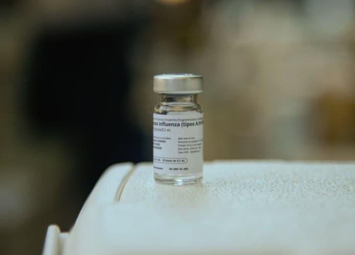 Vidrinho com vacina contra gripe aviária