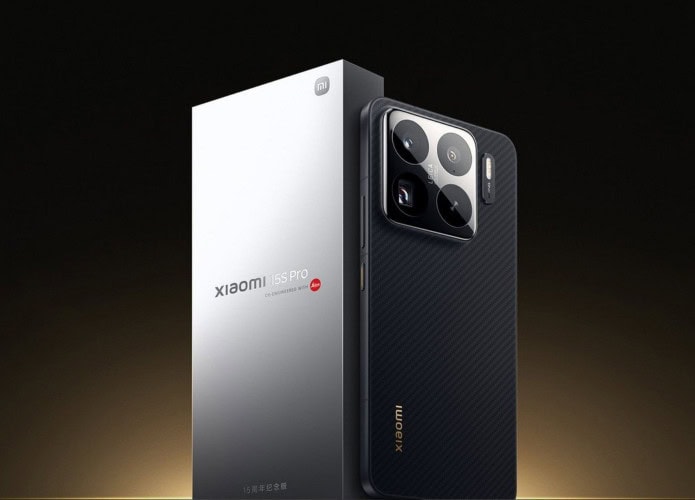 Xiaomi 15S Pro na vertical ao lado da sua caixa, também na vertical