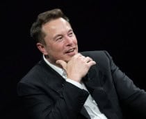 Elon Musk fazendo pose