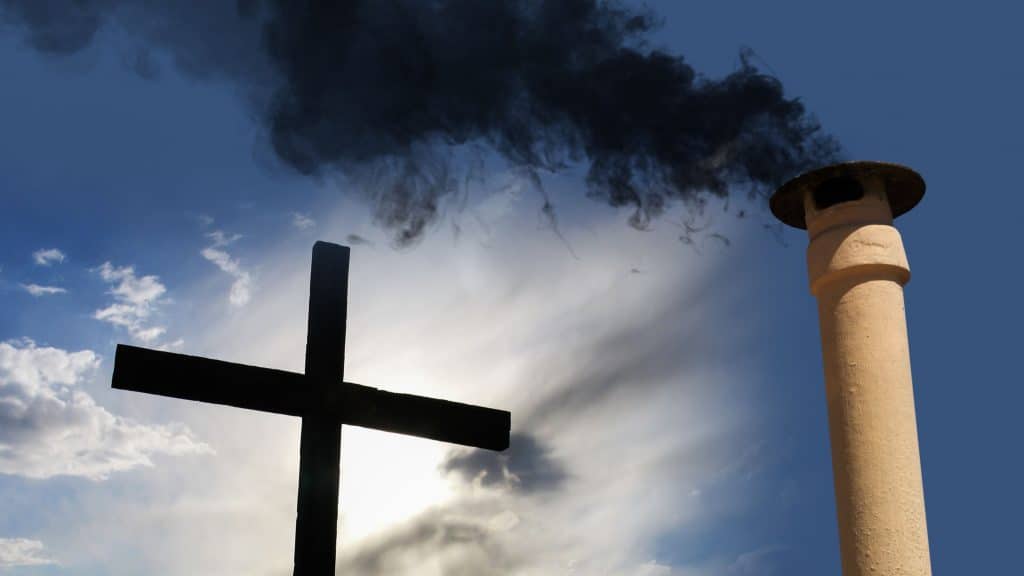 Fumaça branca saindo de chaminé para anunciar que cardeais ainda não elegeram novo papa